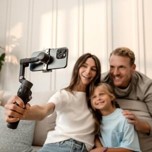 DJIがApple DockKitに対応したスマホジンバル「Osmo Mobile 8」を発売