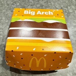 マクドナルドがビッグマックより巨大な「ビッグアーチ」を一部の国で試験販売 / 実際に食べた結果