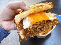 オーストラリア・シドニーで大人気のミーゴレンサンドイッチを食べてみた