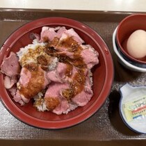すき家に「ローストビーフ丼」が初登場！　並盛890円で肉3倍のメガは2040円　早速食べてみた
