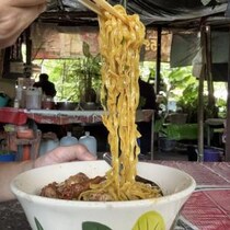 タイ・バンコクのオカズ入れ放題ラーメン屋が大人気 / たった180円でデカ盛り可能→ しかも絶景