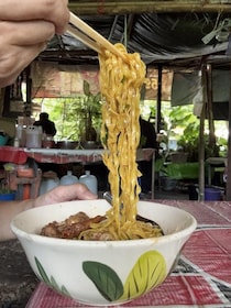 タイ・バンコクのオカズ入れ放題ラーメン屋が大人気 / たった180円でデカ盛り可能→ しかも絶景