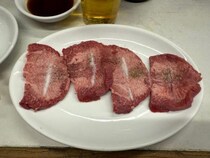 霜降り明星・粗品さんの実家の焼肉屋「味希」に行ってみた　動画でもおなじみ「絶品極厚塩タン」のお味は……！？