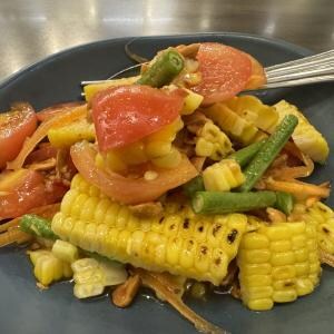 タイのソムタム専門店「ソムタムヌア」で食べる焼きトウモロコシのソムタム