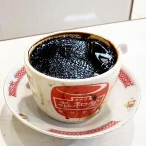 【香港グルメ】亀さんを材料にした亀ゼリーに蜜をたっぷりかけて食べる