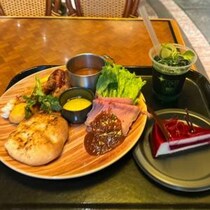USJで「モンスターハンターワイルズ ～モリバーの宴～」開催！　盛り合わせ料理を食べてみた