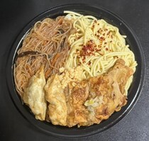 セブンイレブンと「ドカ食いダイスキ！ もちづきさん」のコラボ第2弾　お弁当は1000キロカロリー以上！