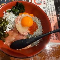 【熱海グルメ】生しらすが抜群にウマい！　どろめ熱海駅前店でKJQの”QUEEN丼”を食べてみた