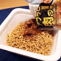 カップ焼きそば「ごつ盛り」はセブンの背脂入りチャーシュー「アブラと肉っ！」で完全体となる
