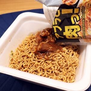 カップ焼きそば「ごつ盛り」はセブンの背脂入りチャーシュー「アブラと肉っ！」で完全体となる