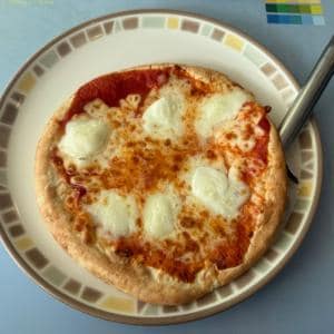 ナポリの窯の取締役就任のヒカルさんも「くそほど美味い！サイゼ最強」と絶賛！？　サイゼリヤのマルゲリータピザ