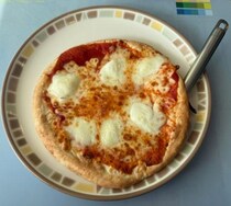 ナポリの窯の取締役就任のヒカルさんも「くそほど美味い！サイゼ最強」と絶賛！？　サイゼリヤのマルゲリータピザ