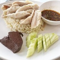 【機動戦士Gundam GQuuuuuuX】ガンダム ジークアクスで人気のニャアンのカオマンガイ屋に行った結果→ 店員が「ガンダムです」と言いつつ謎グッズくれた