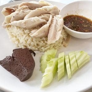 【機動戦士Gundam GQuuuuuuX】ガンダム ジークアクスで人気のニャアンのカオマンガイ屋に行った結果→ 店員が「ガンダムです」と言いつつ謎グッズくれた