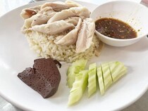 【機動戦士Gundam GQuuuuuuX】ガンダム ジークアクスで人気のニャアンのカオマンガイ屋に行った結果→ 店員が「ガンダムです」と言いつつ謎グッズくれた