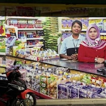 看板よりも巨大な店員の写真が貼られているコンビニに感動した / 商品と接客に対する自信のあらわれか