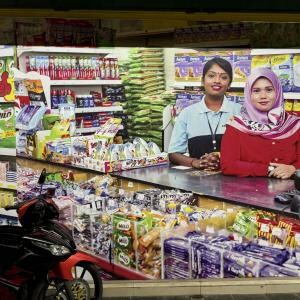 看板よりも巨大な店員の写真が貼られているコンビニに感動した / 商品と接客に対する自信のあらわれか