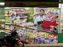 看板よりも巨大な店員の写真が貼られているコンビニに感動した / 商品と接客に対する自信のあらわれか