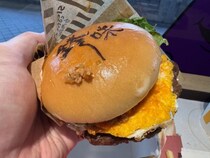 【香港グルメ】料理が上手すぎる香港俳優ニコラス・ツェーがマクドナルドと組んで作ったバーガーを食べる