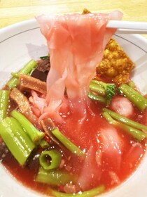 【創業1970年】ミシュランに認められた真っ赤なラーメンを食べる