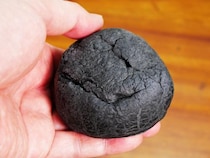 ローソンの暗黒の漆黒のシュークリーム「くろまろクリーム」がブラックすぎる件