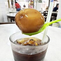 玉子入りアイスティーの卵を食べながらアイスティーを飲む / 名物料理として大人気