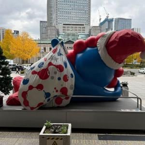 流行語大賞でも大人気のミャクミャク　大阪市役所前のモニュメントはサンタクロース仕様に