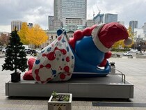 流行語大賞でも大人気のミャクミャク　大阪市役所前のモニュメントはサンタクロース仕様に