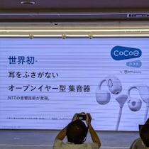 聞こえづらさを自然に解消する耳をふさがないオープンイヤー型集音器「cocoe Ear」のクラファン開始へ　テレビ用Auracastトランスミッターも同時発表