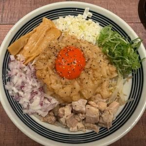 【大阪グルメ】「背徳マシマシフェス2025」で優勝！　KITTE大阪にある「小麦の麺神」で「背脂ジャンキーペッパーまぜそば」を食べてみた