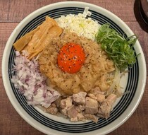 【大阪グルメ】「背徳マシマシフェス2025」で優勝！　KITTE大阪にある「小麦の麺神」で「背脂ジャンキーペッパーまぜそば」を食べてみた