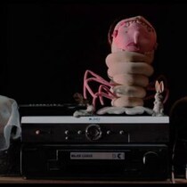 アリ・アスター監督自らデザイン、『エディントンへようこそ』の奇妙な人形たち　「いくつもドローイングを描いた」［ホラー通信］