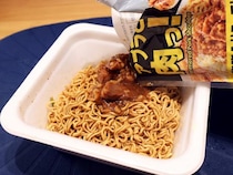 カップ焼きそば「ごつ盛り」はセブンの背脂入りチャーシュー「アブラと肉っ！」で完全体となる