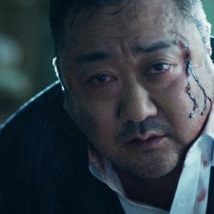 悪魔がマ・ドンソクをコントロール……　ホラーアクション『悪魔祓い株式会社』超絶ピンチな本編映像［ホラー通信］