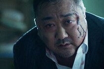悪魔がマ・ドンソクをコントロール……　ホラーアクション『悪魔祓い株式会社』超絶ピンチな本編映像［ホラー通信］