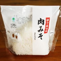 ファミリーマートの「肉みそおむすび」これいいですよこれいいですこれはいいものだ