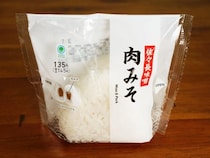 ファミリーマートの「肉みそおむすび」これいいですよこれいいですこれはいいものだ