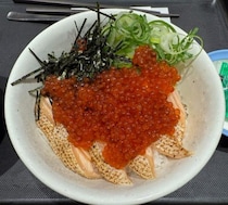 牛丼チェーンの松屋に「いくら丼」登場！　「炙りサーモンいくら丼」を食べてみた