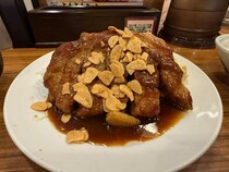 【肉塊】グローブのような分厚い豚肉がドーン！　行列のできる店「大阪トンテキ」でトンテキ定食を食べてみた