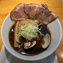 【大阪グルメ】「くそオヤジ最後のひとふり」で貝だし醤油ラーメンを食べてみた　「人類みな麺類」系列店