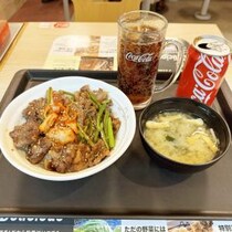 松屋の「カルビと特選ブリスケット肉の合い盛り丼」をご存じかしら