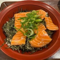 厚めにスライスしたサーモンが美味い！　12月16日発売のすき家「サーモン丼」を食べてみた