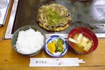 大阪人が「お好み焼きはご飯の上にのせて食べない」って言ってたけど本当なのか