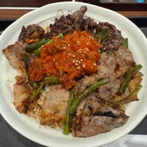松屋が「カルビと特選ブリスケット肉の合い盛り丼」発売　牛一頭からわずかしか取れないという希少部位を食べてみたのだが……