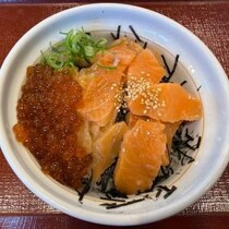 なか卯で「サーモン丼」「サーモンいくら丼」販売中　松屋のいくら・すき家のサーモンとどう違う？