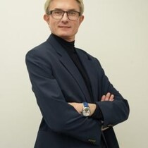 世界中でバズった“9頭身のイケおじ”セルゲイさんが緊急来日！日本のファンへのコメント＆竹内涼真さんとのコラボ動画も
