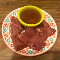 【大阪グルメ】鶏きも刺身77円・串カツ3本で100円！？　天神橋筋商店街の立ち飲み屋「生ニラレバ炒と朝引き鶏タタキ屋」