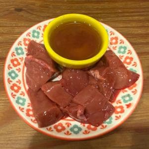 【大阪グルメ】鶏きも刺身77円・串カツ3本で100円！？　天神橋筋商店街の立ち飲み屋「生ニラレバ炒と朝引き鶏タタキ屋」