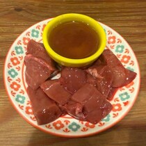 【大阪グルメ】鶏きも刺身77円・串カツ3本で100円！？　天神橋筋商店街の立ち飲み屋「生ニラレバ炒と朝引き鶏タタキ屋」