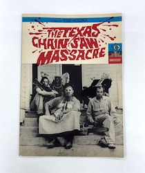 １月公開の『悪魔のいけにえ 公開50周年記念版』、豪華執筆陣によるパンフレットが発売　「人類史上最高傑作のひとつ」［ホラー通信］